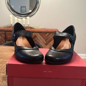 Size 9 1/2 wide Rockport Mary Jane’s